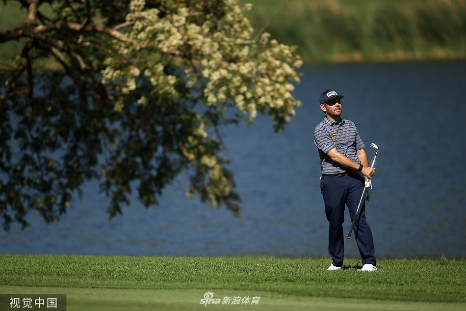 宽阔的加里普莱尔乡村俱乐部球场全景，阳光洒在起伏的球道与湖泊上，景色壮丽。