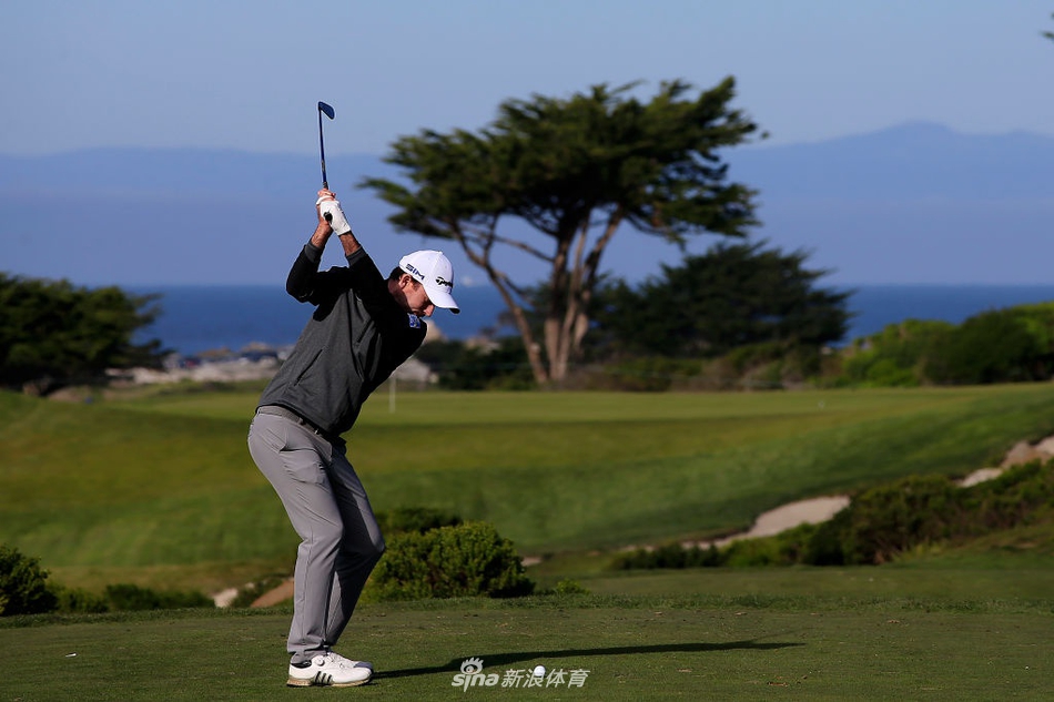 圆石滩标志性的第18洞,海浪击打海岸溅起白色浪花,与翠绿球道形成壮丽对比。