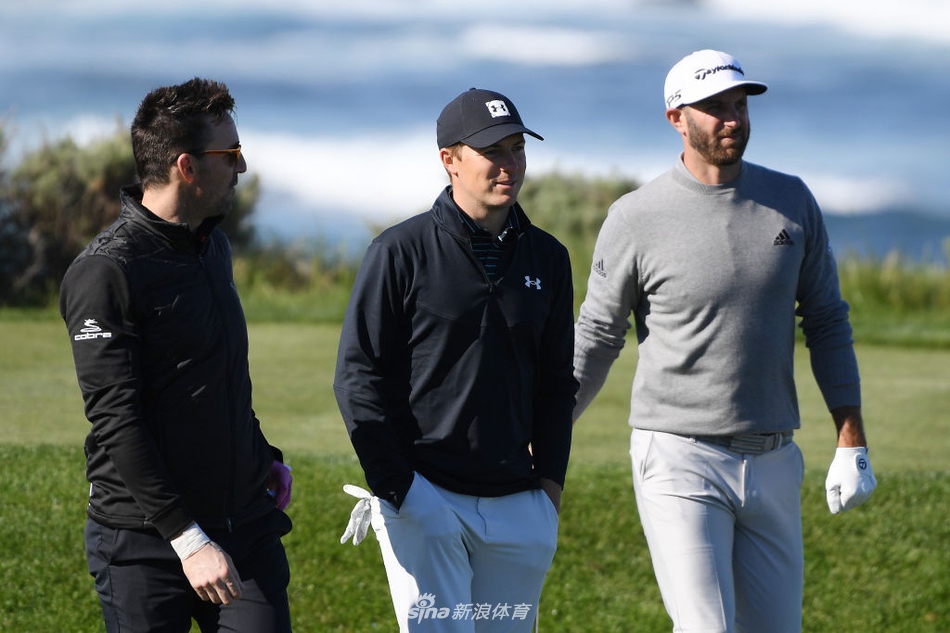 达斯汀·约翰逊在练习场大力开球,肌肉线条与远处的圆石滩海岸别墅构成动感画面。