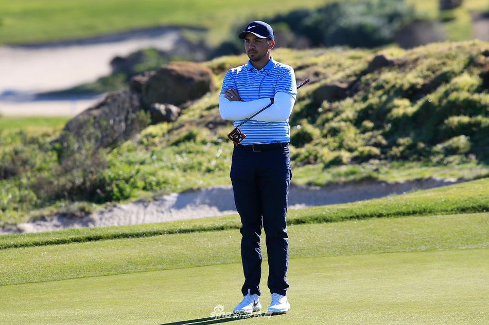 赛事颁奖时刻,冠军尼克·泰勒手持奖杯站在第18洞果岭旁,身后是庆祝的观众和经典的赛事标识。