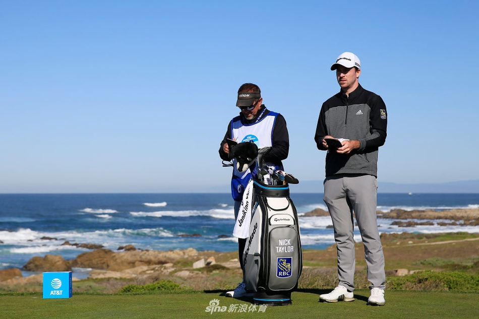 帕特里克·坎特利在潜望镜山球场果岭边沉思,阳光穿过树林照亮草坪。