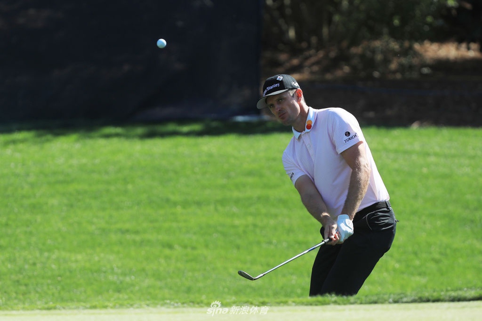 贾斯汀·罗斯在树林困境中巧妙脱困，他观察狭窄的击球通道，身体姿态经过精心调整，展现出卓越的救球能力。