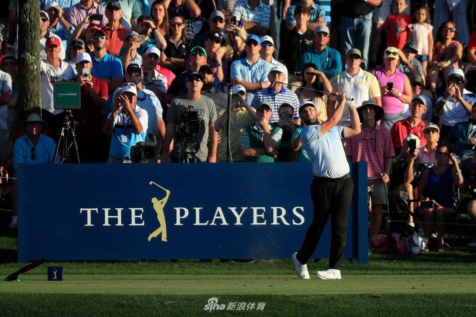 布鲁克斯·科普卡大力开球，身体充分扭转，肌肉线条紧绷，展现出惊人的爆发力和对力量杆的绝对掌控。