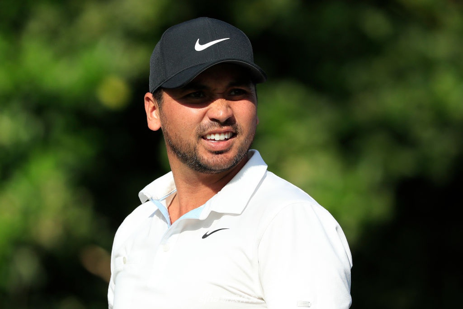 麦克罗伊在沙坑中救球，他眉头微蹙，神情严肃，沙尘随着挥杆动作飞扬，展现出比赛的艰难瞬间。