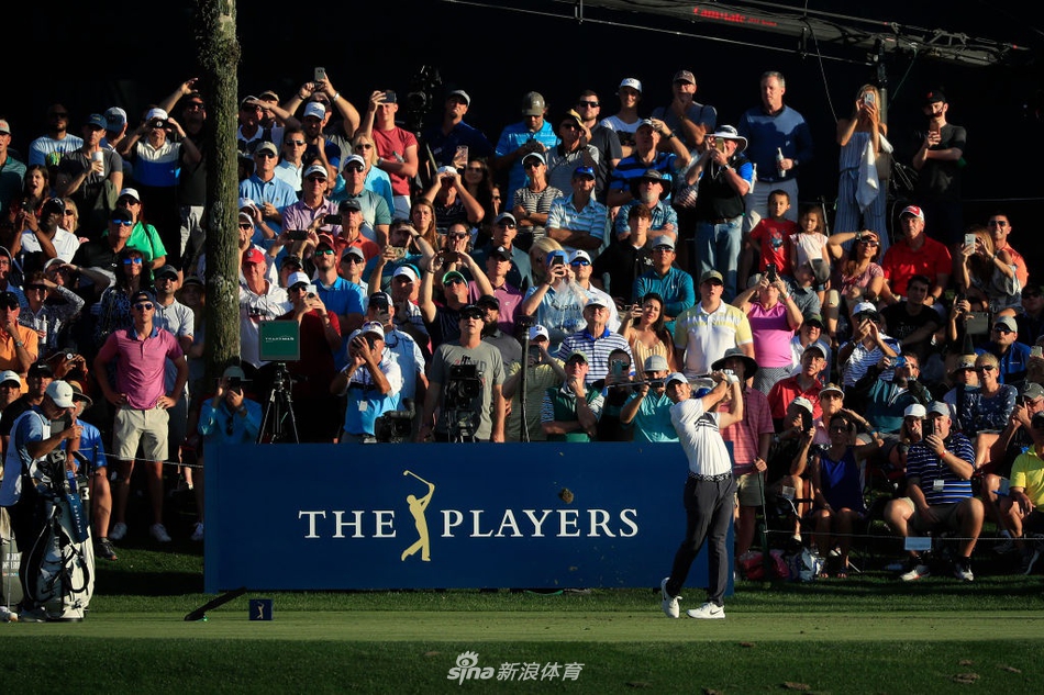 琼·拉姆在球道上进行关键性的中铁杆进攻，他表情冷静，挥杆姿势教科书般标准，小球在空中划出一道优美的弧线。