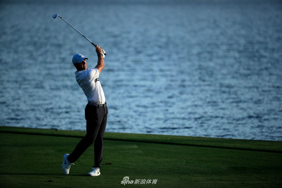 简森·戴伊在果岭上仔细阅读推杆线路，他单膝跪地，用手感知坡度，神情专注如同进行一场精密实验。