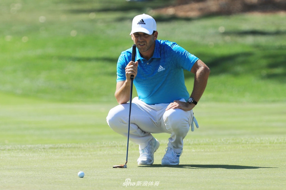 加西亚标志性的激情挥拳庆祝，他面带灿烂笑容，拳头紧握，身后是绿意盎然的球场和欢呼的观众剪影。