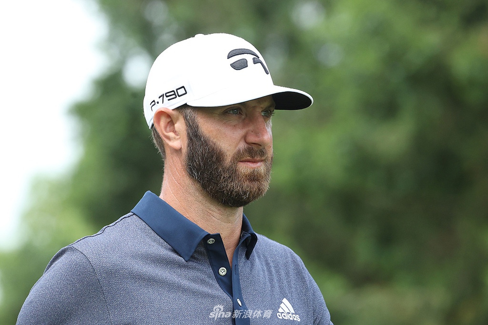 罗里-麦克罗伊在黄昏的球道上行走，阳光为他的身影镀上金边，显得坚定而从容。