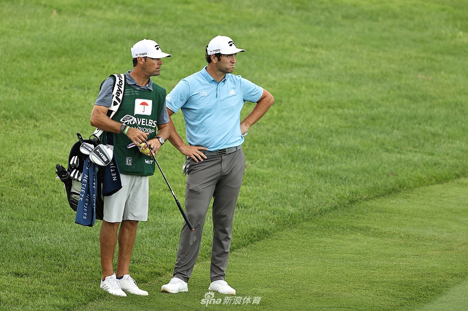 布赖森-德尚博正在分析风速与码数本，神情专注如临大考，展现其独特的科学竞技风格。