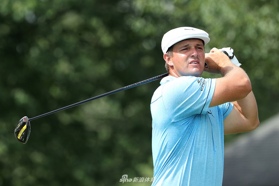 比赛现场观众云集，聚焦球员的每一次挥杆，绿茵、蓝天与人群构成一幅生动的观赛图景。