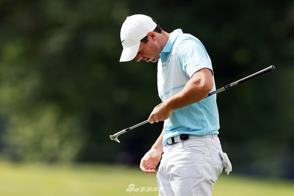 冠军奖杯在展示台上熠熠生辉，静候明日最终胜者的捧起，象征着荣耀与巅峰。