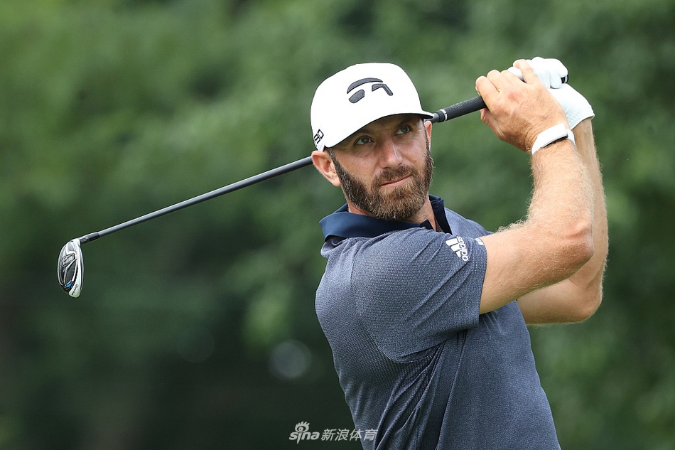 菲尔-米克尔森向热情的观众挥手致意，脸上洋溢着标志性的笑容，尽显巨星风范。