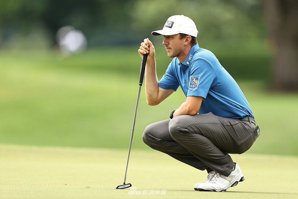 琼-拉姆完成一记精准的铁杆击球后，凝神注视空中飞行的白球，姿态优雅而自信。