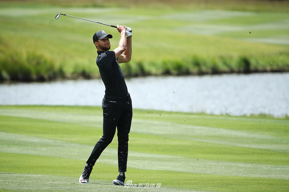 多位体坛巨星并肩走在球道上，阳光将他们的身影拉长，构成一幅充满力量与友谊的动人画面