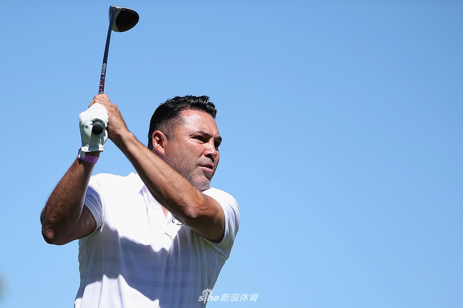 夕阳西下，一天的比赛结束，众人笑容灿烂地合影留念，定格下这个属于冠军们的轻松午后