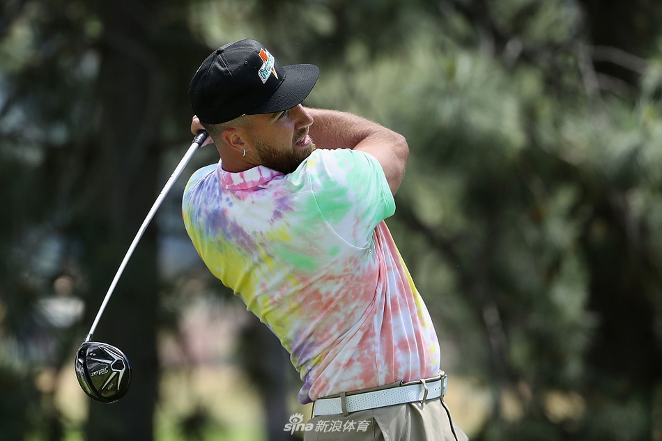 托尼·罗莫面带轻松笑容挥杆，姿态流畅，展现了他从职业球场到解说席一贯的从容魅力