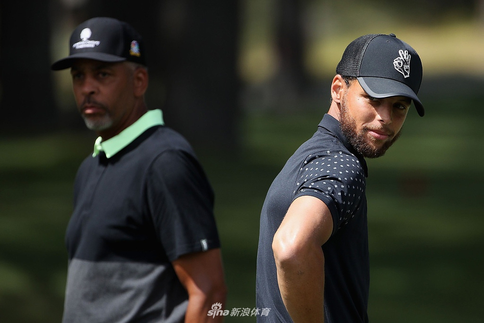 罗杰斯与罗莫在果岭边认真研究推杆线路，仿佛昔日四分卫与教练在研究关键进攻战术