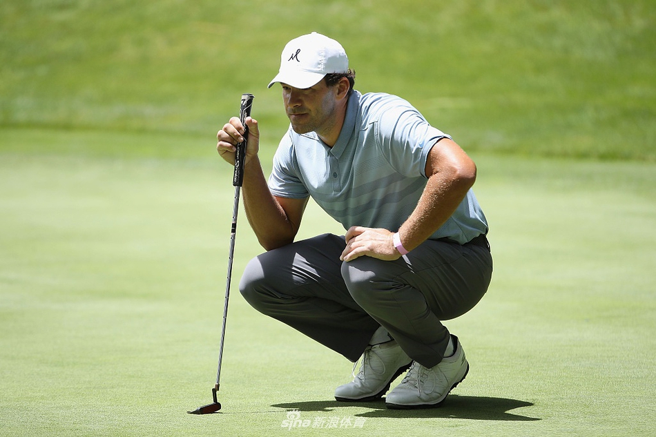 拉里·菲茨杰拉德正准备推杆，神情专注，仿佛接球前判断传球轨迹那般稳定而精确