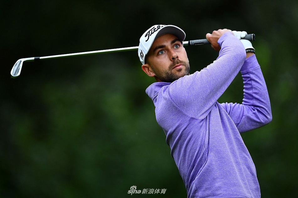 比赛结束后，工作人员在泥泞的球道上整理设备，夕阳的余晖穿透云层，预示着风雨后的宁静与收获。