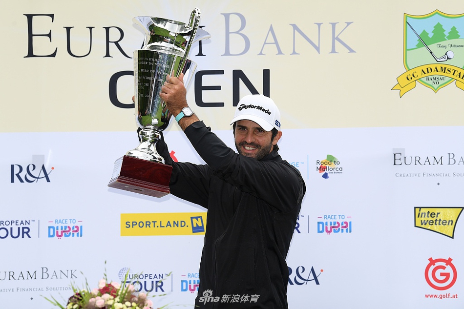 斯塔尔特在湿滑的果岭边进行关键一切，表情专注，球杆溅起细密的水花