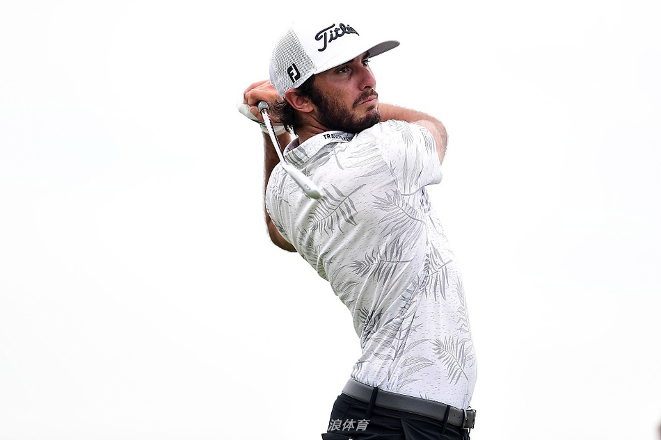 威尔斯基在攻果岭后手持挖起杆走向果岭，坚定的步伐显示出他紧咬领先者的强烈斗志