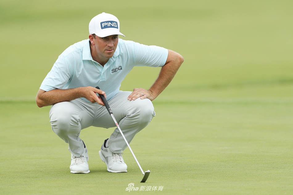 夕阳余晖洒在空旷的球道上，形成明暗交织的线条，凸显了疫情时期赛事独特的静谧与紧张并存的氛围