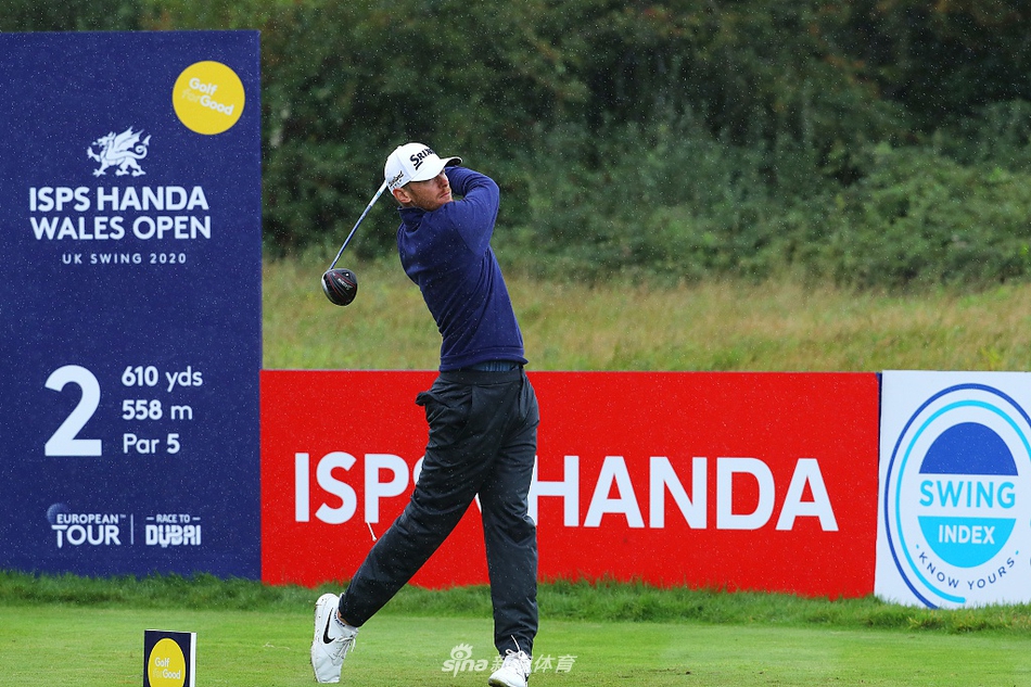 比赛结束后,赛姆与球童紧紧拥抱,两人脸上混合着雨水、汗水与喜悦的泪水,场面感人至深。