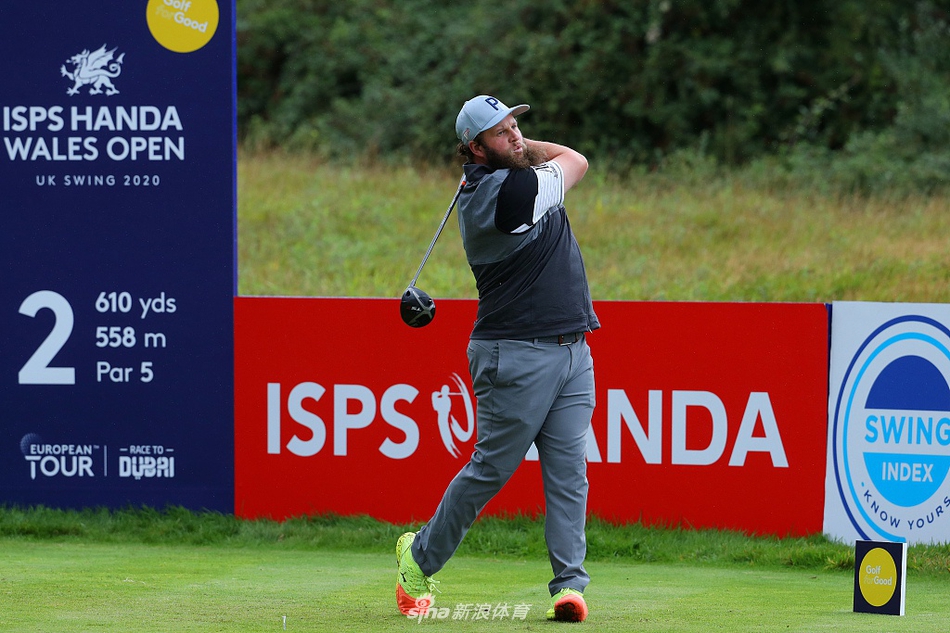 一位球手正从浓密的长草中艰难救球,肌肉紧绷,目光如炬,尽显球场挑战之严峻。