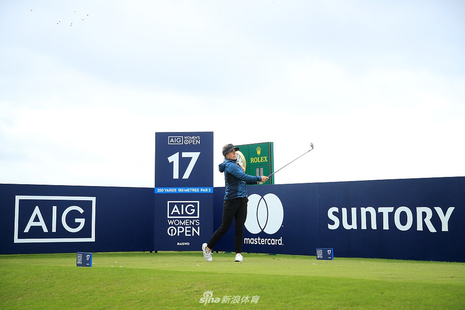 球员在经典的第8洞‘邮票洞’前凝神推杆，身后是嶙峋的岩石与浩瀚的大海，天地之间唯有一人一球。