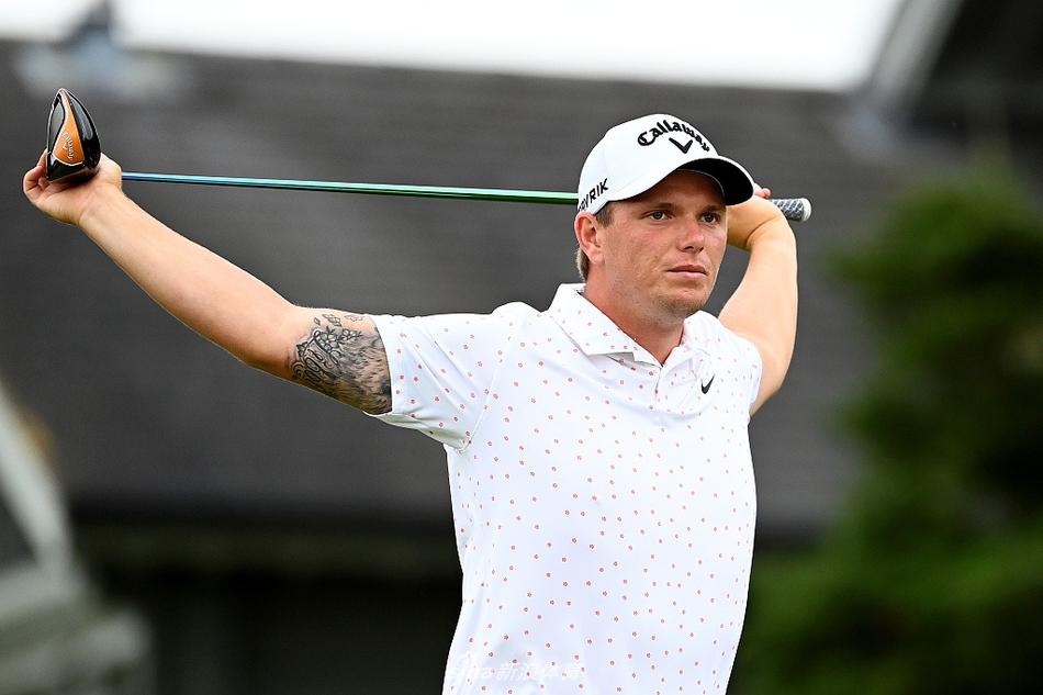 夕阳从云层缝隙中透出,洒在雨后的凯尔特庄园球道上,泛起金色光芒,仿佛为这场艰难赛事画上宁静句点。