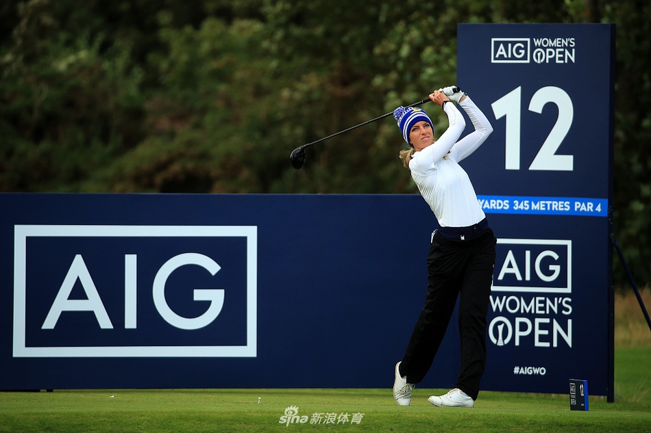 瑞典名将丹妮-霍姆奎斯特在皇家特隆球场的沙坑中沉着救球，金发在海风中飞扬，眼神专注如鹰隼。