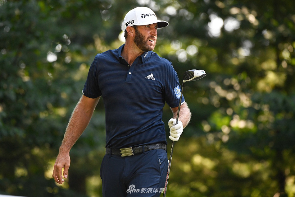 麦克罗伊在长草中艰难救球，眉头紧锁，手臂肌肉紧绷，凸显出比赛的艰辛与挣扎。