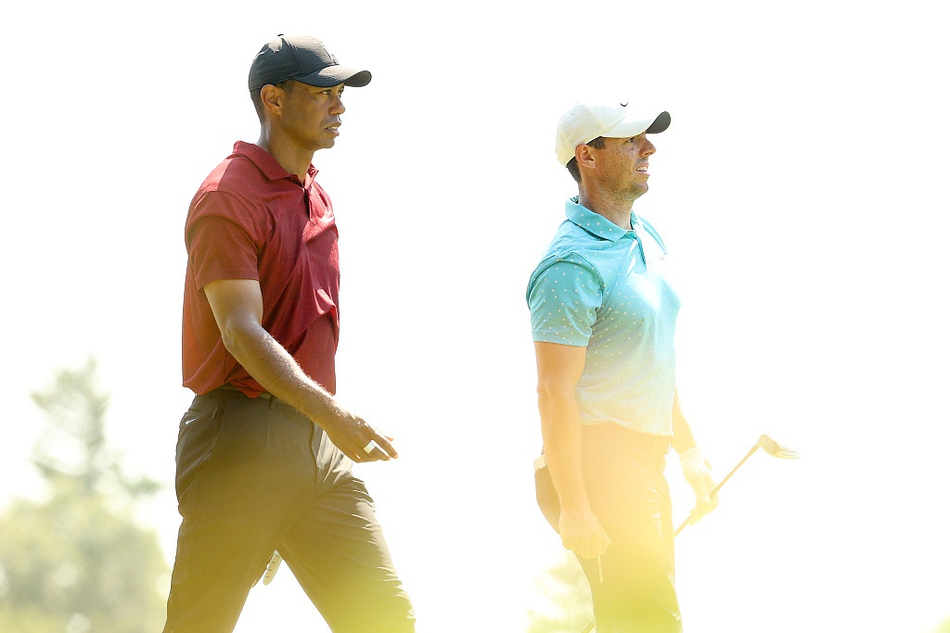 哈里斯·英格利希在沙坑中优雅挥杆，沙粒飞扬，动作流畅而稳定。