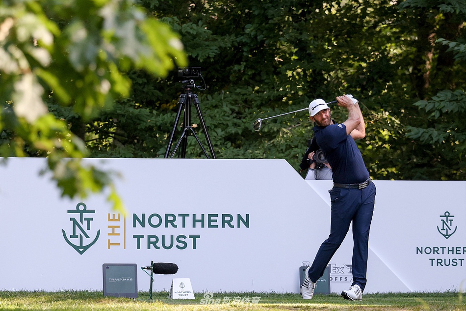 决赛轮开球前，球员在练习果岭进行最后热身，清晨阳光洒在草地上，宁静中充满大战将至的张力。