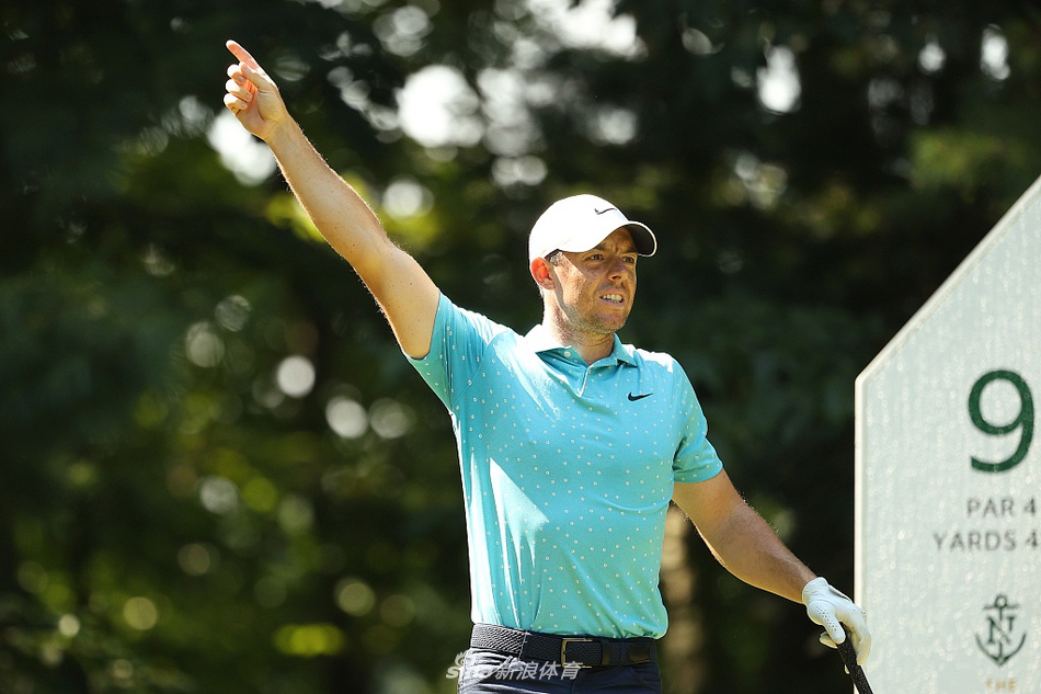 老虎伍兹俯身仔细查看推杆线路，侧脸轮廓坚毅，但身影已略显孤独。