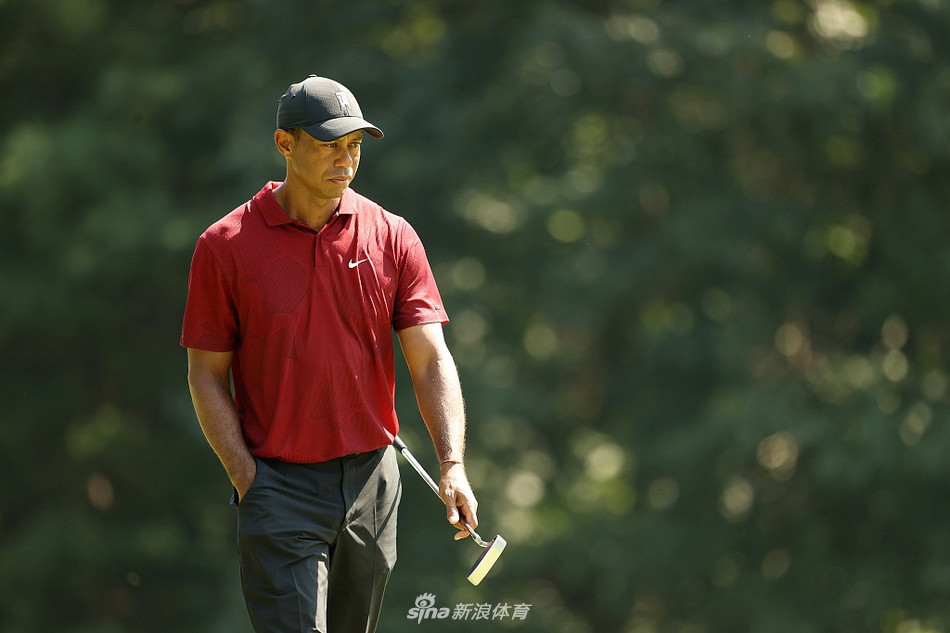 琼·拉姆在果岭上沉思，手扶球杆，凝视远方，计算着每一丝可能的机会。