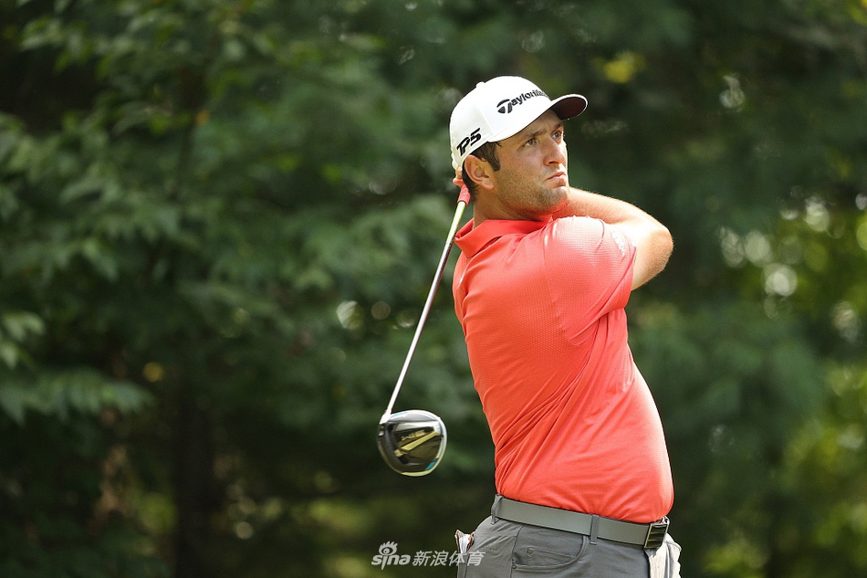 观众聚集在果岭周围，形成一道密集的人墙，屏息凝神观看关键推杆。