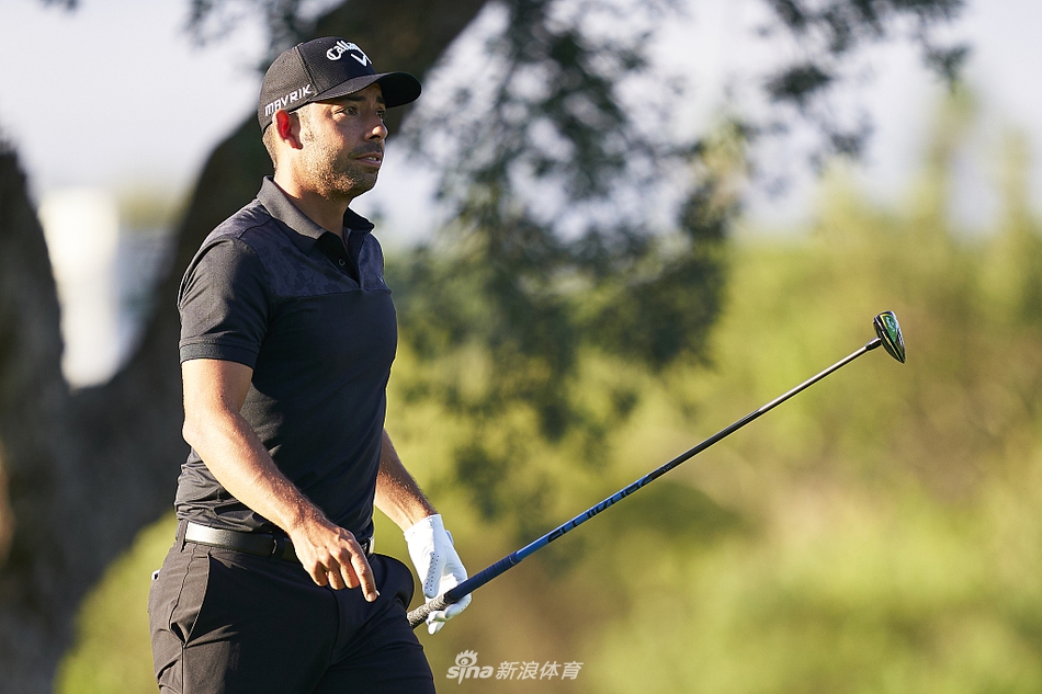 比赛结束后选手与球童握手致意,背景是计分板与渐渐散去的观众,温暖笑容中透着疲惫与满足