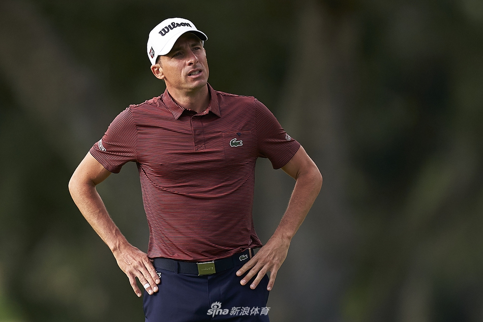 选手从沙坑中救球,沙粒飞溅如金色浪花,矫健身姿与困难障碍形成强大视觉张力