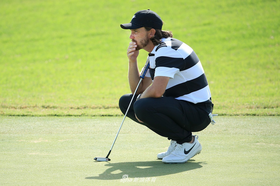 古尔日耳在沙坑中救球，沙砾飞溅瞬间展现高超的短杆技巧与身体平衡