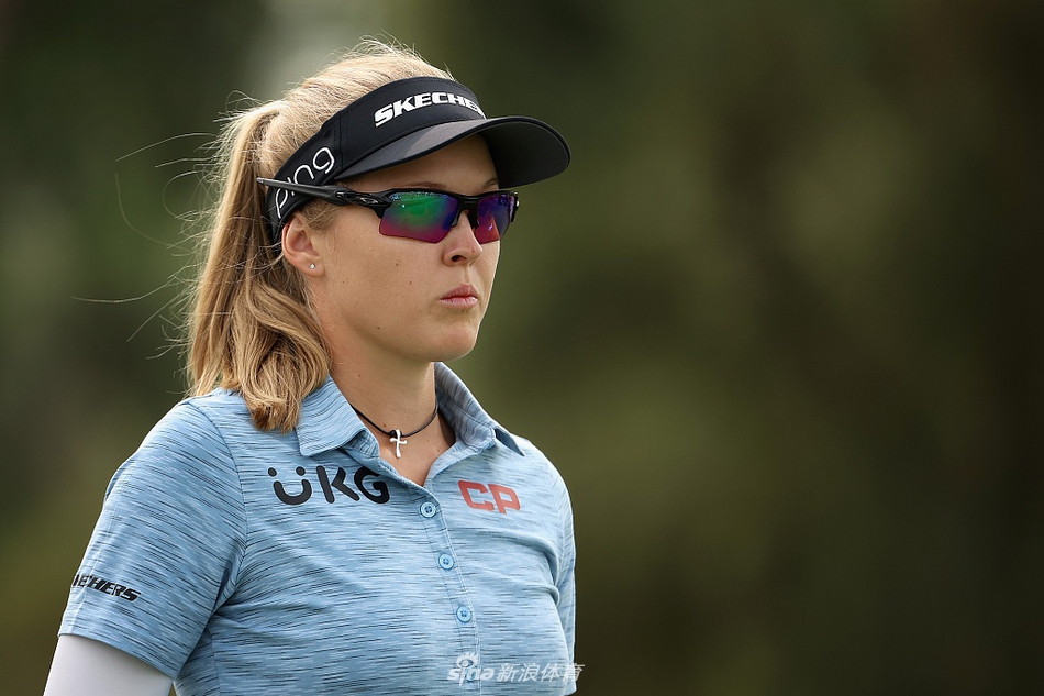 黄昏时分,赛事工作人员在空荡荡的看台上整理,由于疫情,本届比赛在没有观众的氛围下进行