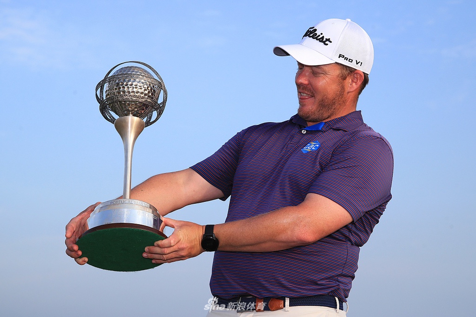 颁奖典礼上，坎瑟亚被香槟的喜悦包围，他与团队成员紧紧相拥庆祝这来之不易的胜利