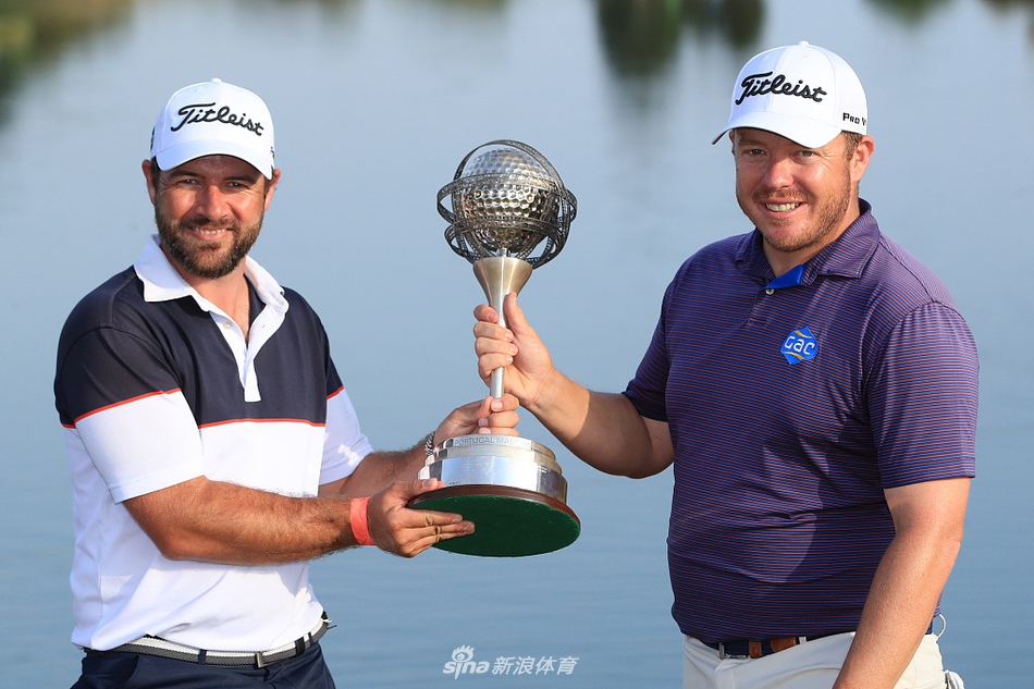 夕阳余晖下，坎瑟亚与球童在球道中并肩前行，仔细研究下一杆的进攻策略