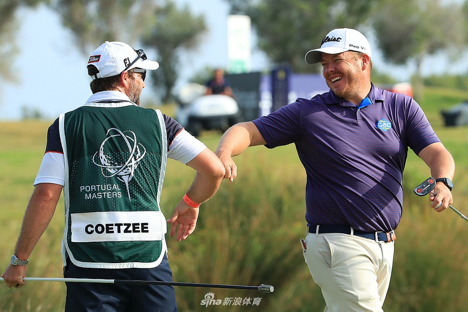乔治·坎瑟亚在葡萄牙大师赛第十八洞果岭凝神推杆，目光如炬锁定胜局