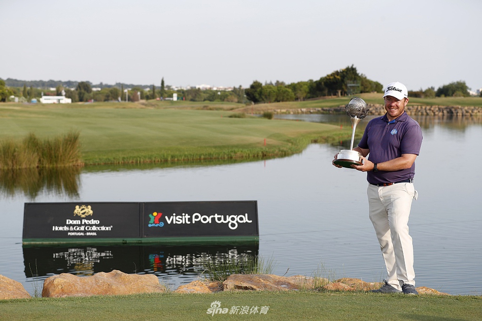 坎瑟亚挥杆瞬间，身体力量完美释放，小白球在阿尔加维的晴空下划出优美弧线