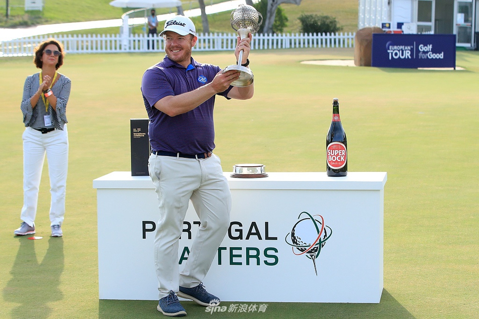 坎瑟亚在果岭边沿用挖起杆处理一记精妙的切球，小球划过一道优雅的抛物线后轻柔落向洞杯