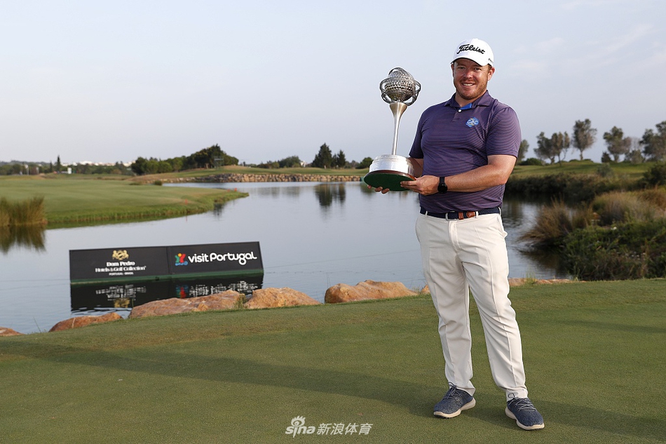 在观众热烈的掌声中，坎瑟亚深情亲吻冠军奖杯，这一吻饱含多年奋斗的艰辛与梦想成真的甜蜜