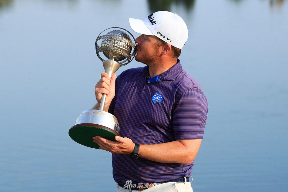 坎瑟亚在成功推进关键推杆后，紧握右拳向空中挥出，尽情宣泄内心的激动与喜悦