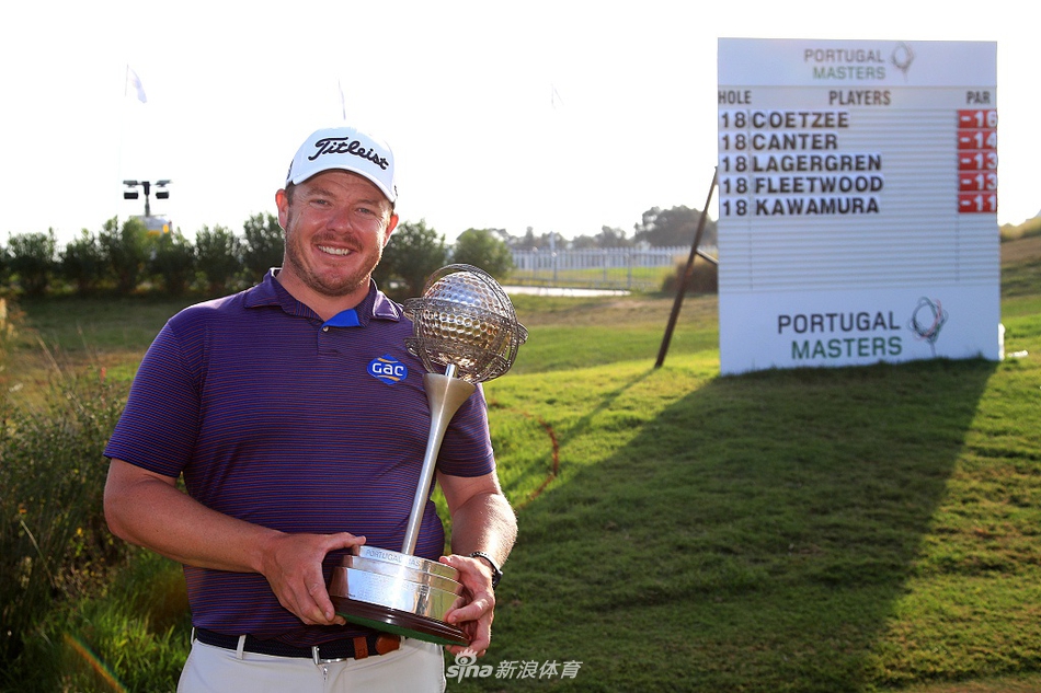 坎瑟亚面带标志性的从容微笑，高高举起葡萄牙大师赛晶莹剔透的水晶冠军奖杯