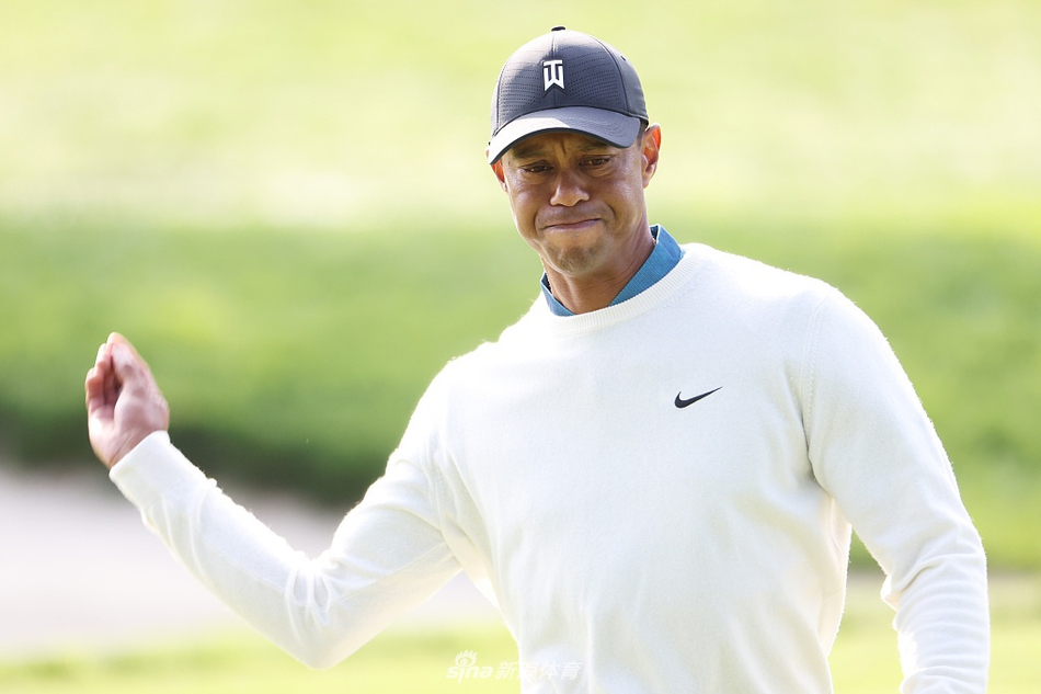 泰格·伍兹在翼脚球场长草中艰难寻找球位，眉头紧锁，挑战的难度写在他的脸上。